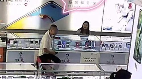 湖北民警吃瓜调解