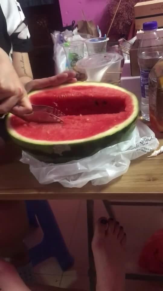 宿舍变装吃瓜,一场别开生面的吃瓜盛宴