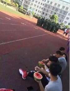 军训学妹吃瓜视频,揭秘军营里的欢乐时光
